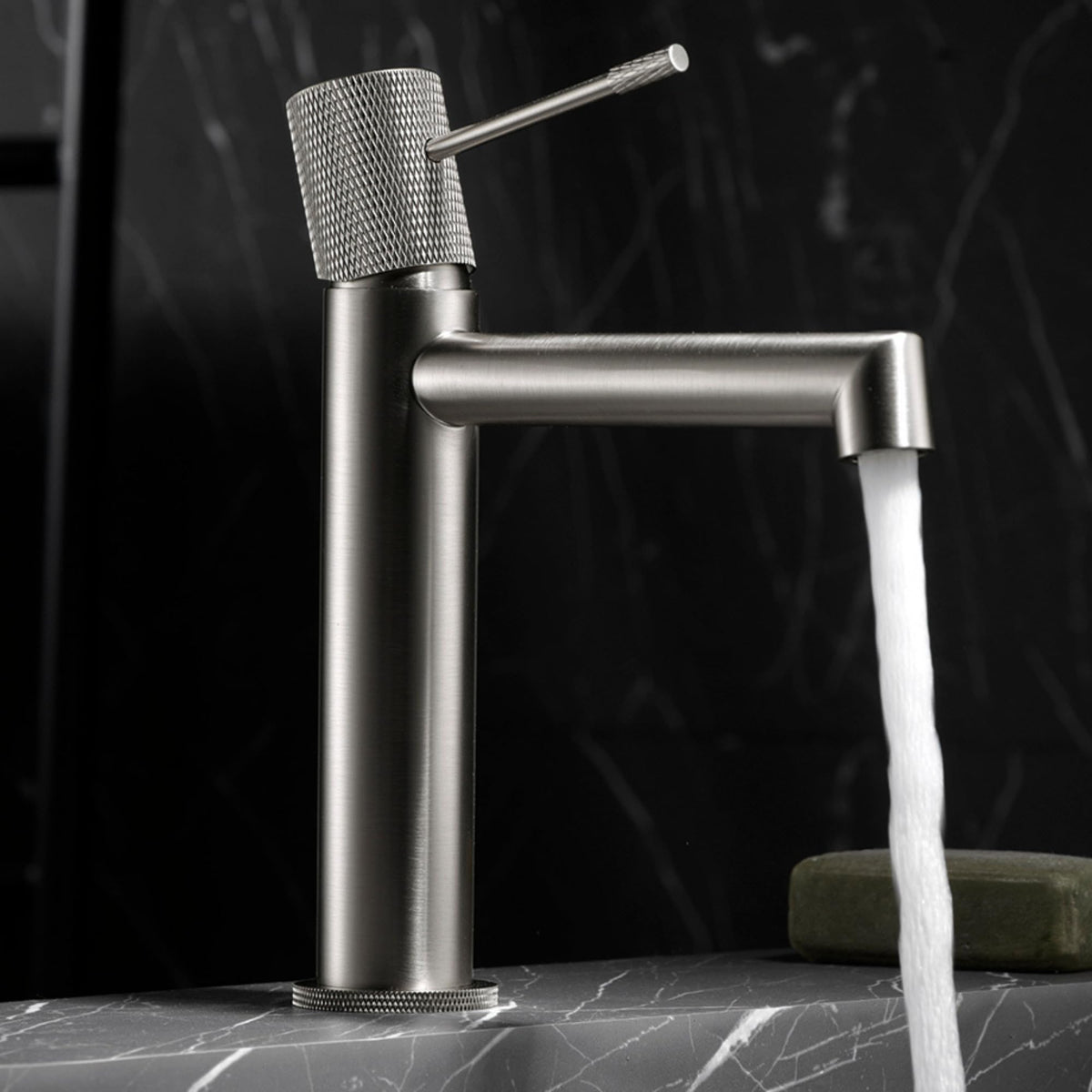 Miscelatore monocomando per lavabo con canna bassa Serie LINE