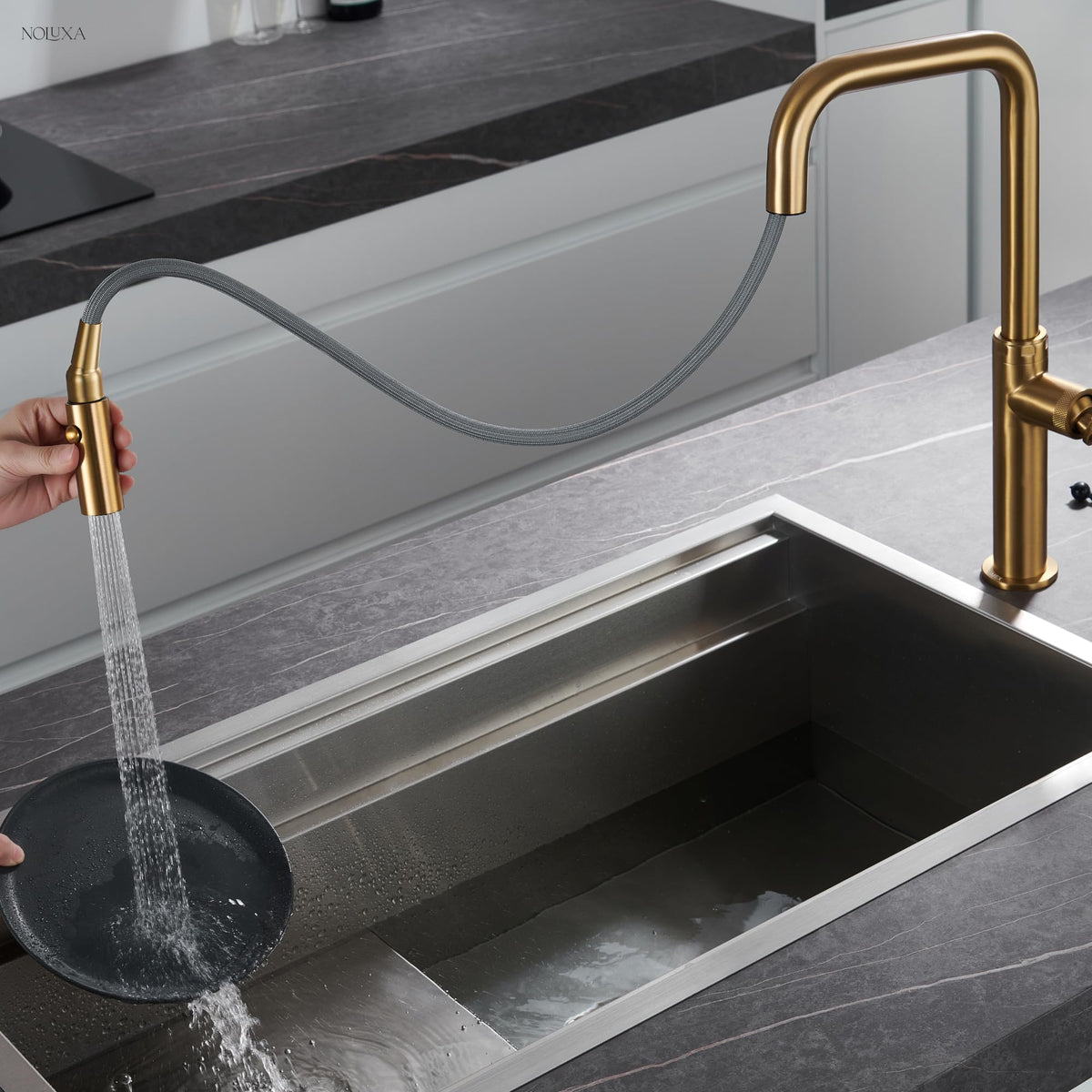GRIFO DE COCINA EXTRAÍBLE CON DIFUSOR SERIE NIZA